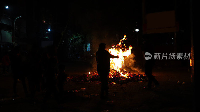 人们在晚上庆祝“Holika Dahan”或“Lohri”节